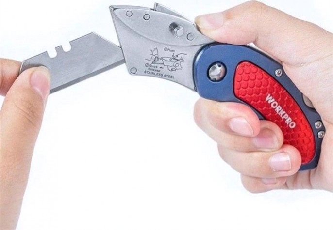 Нож складной WORKPRO WP211005 алюминиевый, со сменными лезвиями Нож складной WORKPRO WP211005 алюминиевый, со сменными лезвиями