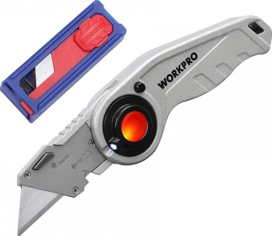 Нож складной WORKPRO WP211009 со сменными лезвиями с подсветкой Нож складной WORKPRO WP211009 со сменными лезвиями с подсветкой
