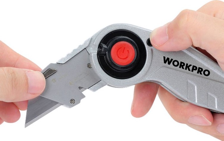 Нож складной WORKPRO WP211009 со сменными лезвиями с подсветкой Нож складной WORKPRO WP211009 со сменными лезвиями с подсветкой