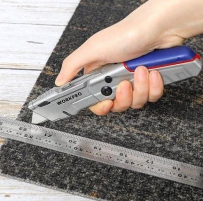 Нож складной WORKPRO WP211011 выдвижной со сменными лезвиями, алюминиевый